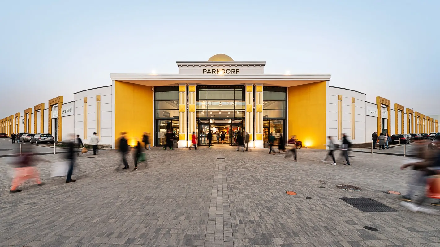 A parndorfi outlet központ bejárata